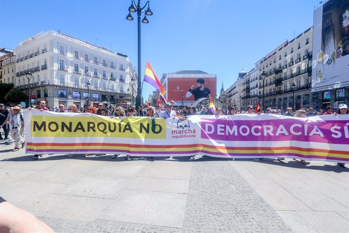 Archivo - Cientos de personas durante una marcha contra la monarquía, a 16 de junio de 2024, en Madrid (España).