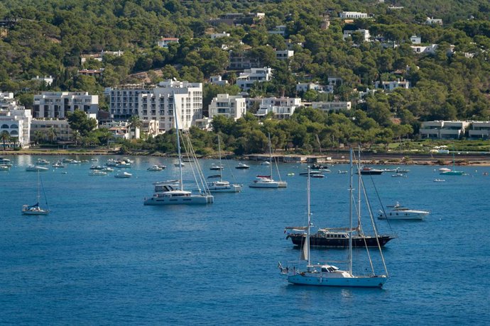 Archivo - Vista general de varios barcos fondeados en la playa de Talamanca, a 24 de agosto, en Ibiza, Baleares (España). 