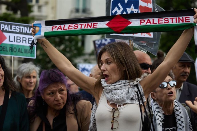 Pessoas durante uma manifestação pró-palestina em frente ao Congresso dos Deputados, em 20 de maio de 2025, em Madri (Espanha). A campanha #StopArmsWithIsrael e a Rede de Solidariedade Contra a Ocupação da Palestina (RESCOP) organizaram uma manifestação e