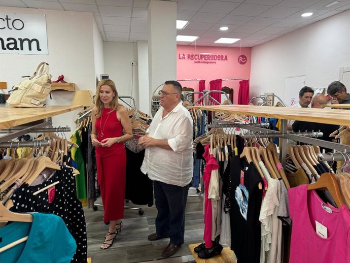 La consejera de Empresa, Empleo y Economía Social, Marisa López Aragón, durante una visita a una empresa de inserción.