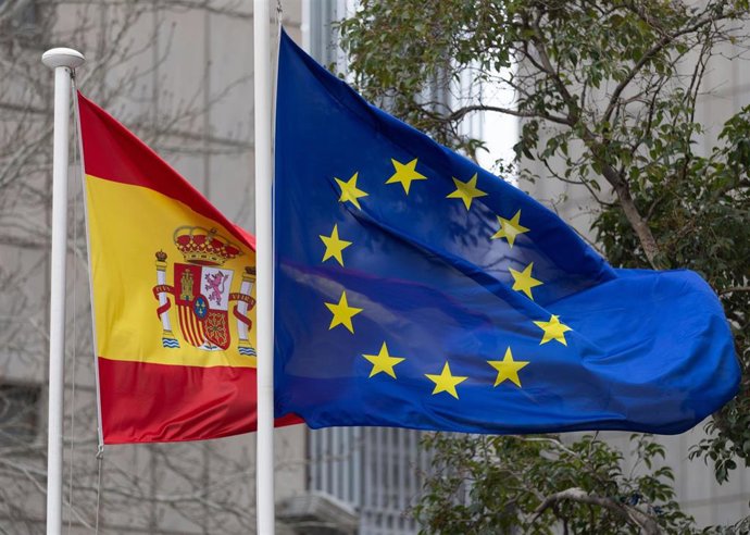 Archivo - La bandera de España y de la Unión Europea ondean en la Sede de la SEPI.