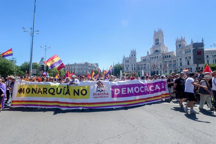 Archivo - Cientos de personas durante una marcha contra la monarquía, a 16 de junio de 2024, en Madrid (España). Diversos colectivos han convocado una marcha republicana en el centro de Madrid en vísperas del aniversario de la coronación de Felipe VI, baj