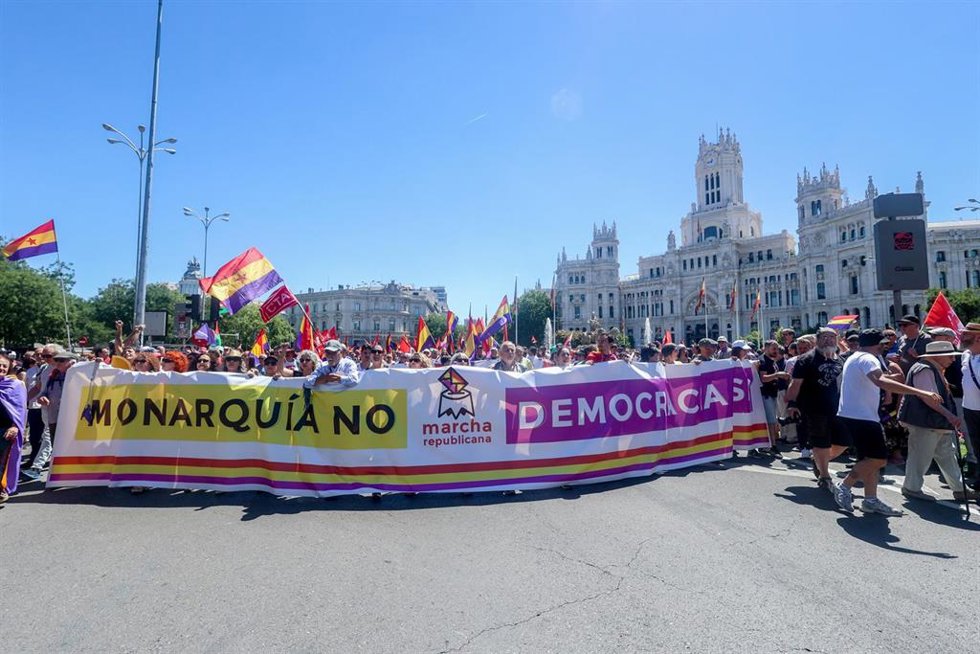 Archivo - Cientos de personas durante una marcha contra la monarquía, a 16 de junio de 2024, en Madrid (España). Diversos colectivos han convocado una marcha republicana en el centro de Madrid en vísperas del aniversario de la coronación de Felipe VI, b
