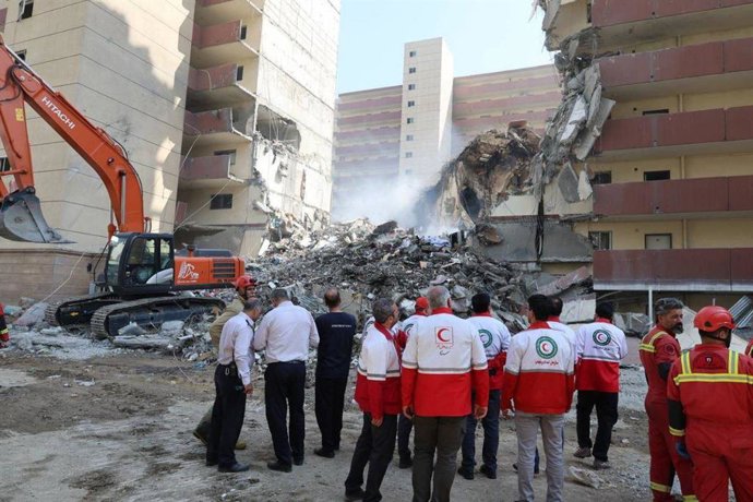 June 14, 2025, Tehran, Iran: Rescue teams are working outside a building that was struck by an Israeli airstrike in Tehran. On June 13, Israel launched airstrikes against Iran, targeting its nuclear and military facilities, as well as residential building
