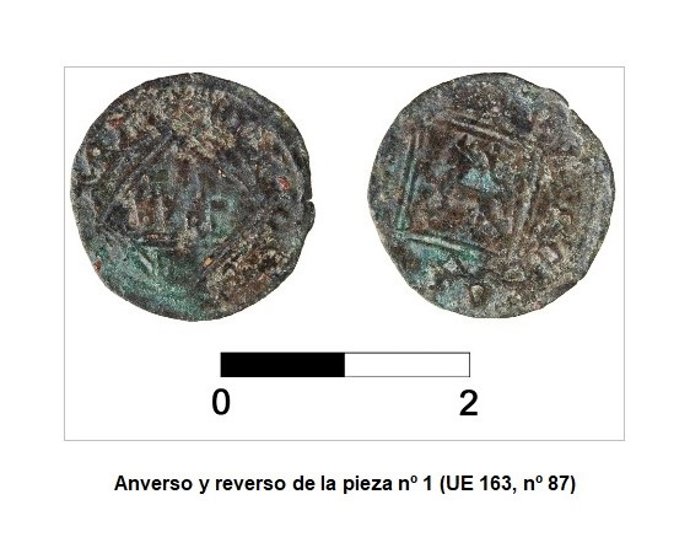 Imagen de una de las dos monedas medievales halladas en la sinagoga de Utrera