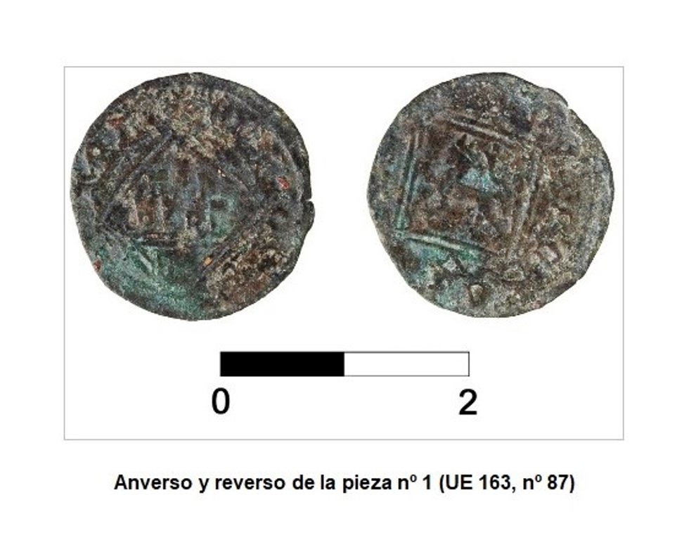 Imagen de una de las dos monedas medievales halladas en la sinagoga de Utrera