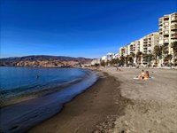 Condenado por masturbarse frente a varios bañistas, entre ellos niños, en una playa de la ciudad de Almería