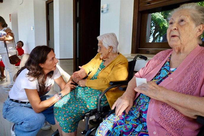 La consejera de Inclusión Social, Juventud, Familias e Igualdad, Loles López, visitando una residencia de ancianos.