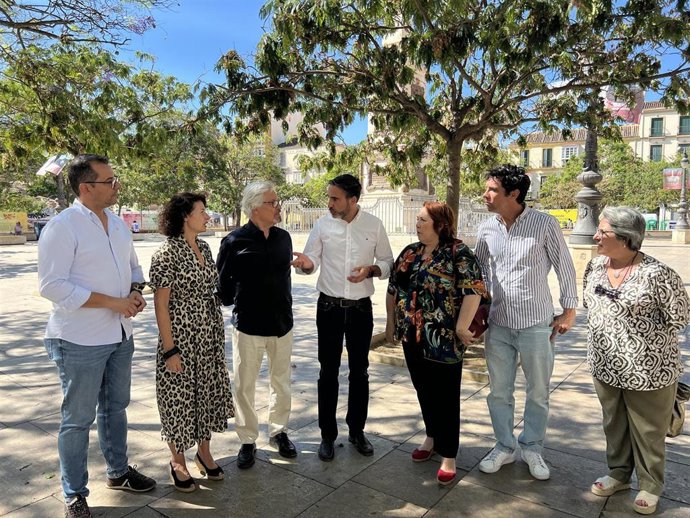 Imagen de archivo del portavoz socialista en el Ayuntamiento de Málaga, Daniel Pérez,en la Plaza de la Merced junto al monumento a Torrijos.