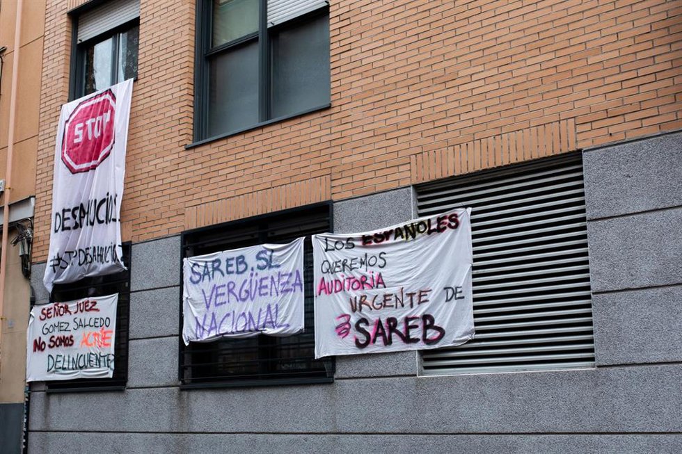 Archivo - Varios carteles para pedir respuesta a Sared por el desalojo de 18 familias en Carabanchel. Archivo.