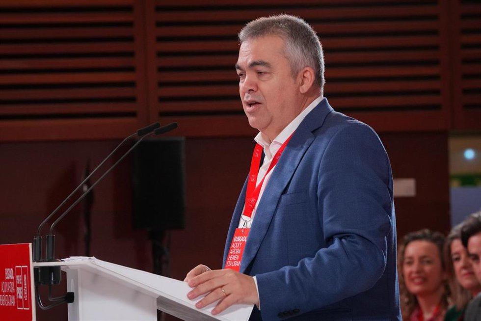 Archivo - El secretario de Organización del PSOE, Santos Cerdán, interviene durante la clausura del 10 Congreso del PSE-EE, en el Palacio de Congresos y Auditorio Kursaal, a 16 de febrero de 2025, en San Sebastián,