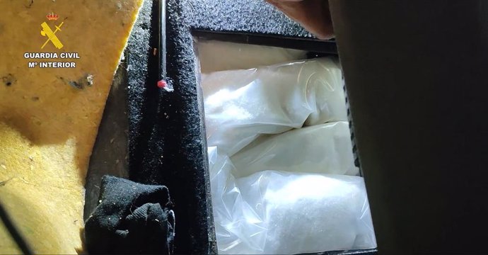 Hallan 20 kilos de metanfetamina ocultos en una trampilla en un coche en el puerto de Dénia