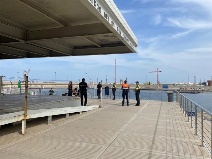 Operativode vigilancia para evitar el baño en la dársena interior del Puerto de València