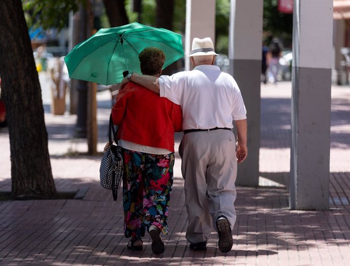 Archivo - Dos personas mayores caminan bajo la sombra de un árbol, a 24 de junio de 2024, en Madrid (España). El Fondo de Reserva de la Seguridad Social, conocido como la 'hucha de las pensiones', alcanzó a 31 de mayo los 7.022 millones de euros, su nivel