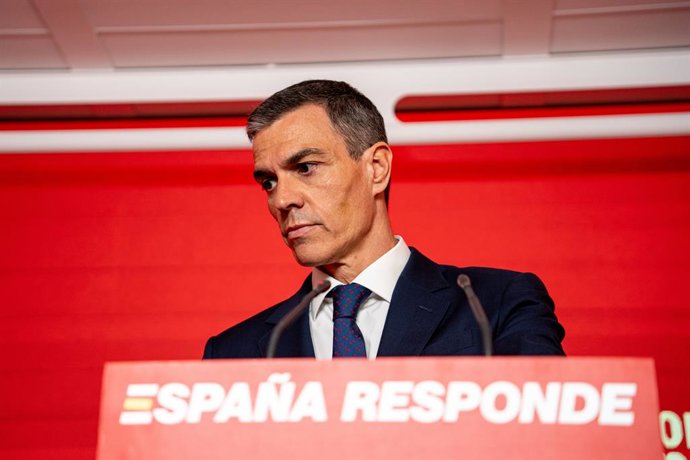O presidente do governo e secretário-geral do PSOE, Pedro Sánchez, durante uma coletiva de imprensa na sede do PSOE em Ferraz, em 12 de junho de 2025, em Madri (Espanha). Sánchez aparece após o Secretário de Organização do PSOE ter se pronunciado.