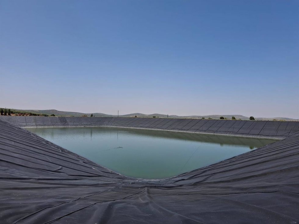 Imagen de una de las balsas construidas por la Comunidad de Regantes y que solo albergan agua de lluvia