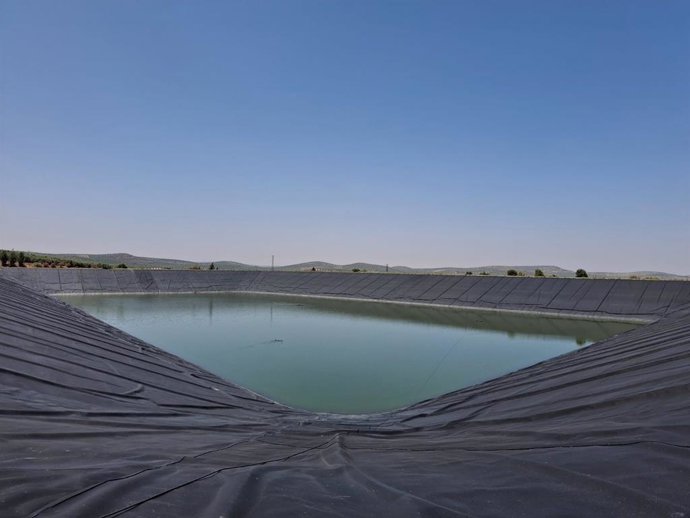 Imagen de una de las balsas construidas por la Comunidad de Regantes y que solo albergan agua de lluvia