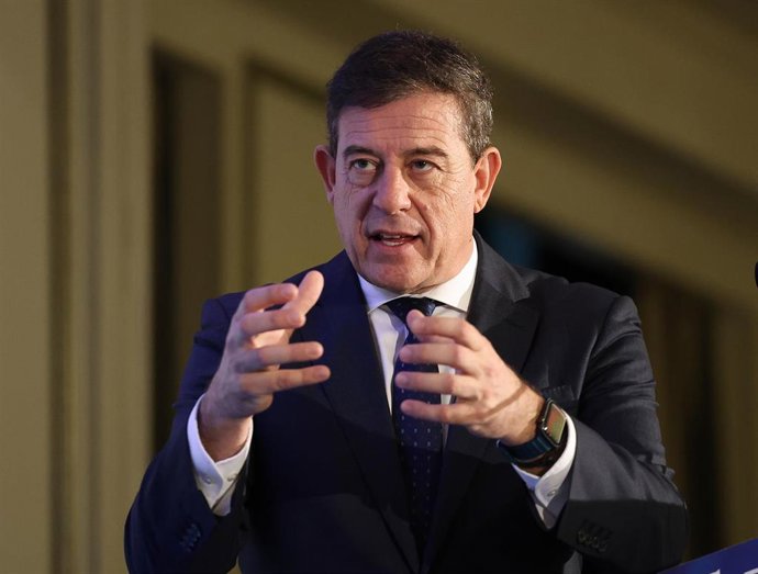 Archivo - El candidato del PSdeG a la Presidencia de la Xunta de Galicia y diputado del PSOE, José Ramón Gómez Besteiro, interviene durante un desayuno informativo de Fórum Europa, en el Hotel Westin Palace, a 25 de enero de 2024, en Madrid (España).