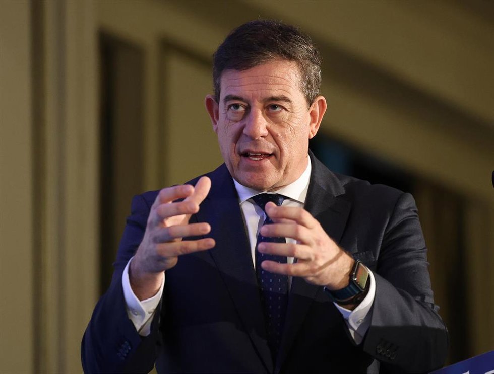 Archivo - El candidato del PSdeG a la Presidencia de la Xunta de Galicia y diputado del PSOE, José Ramón Gómez Besteiro, interviene durante un desayuno informativo de Fórum Europa, en el Hotel Westin Palace, a 25 de enero de 2024, en Madrid (España).