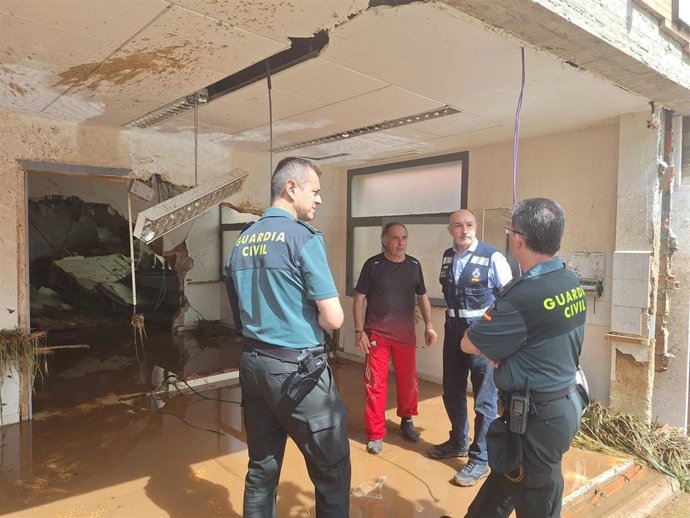 El delegado del Gobierno en Aragón, Fernando Beltrán, este sábado en el centro de salud de Azuara, que ha quedado arrasado por el agua.