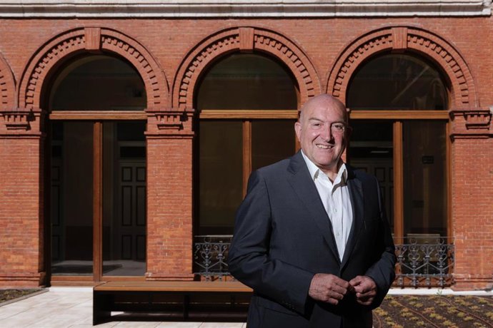 El alcalde de Valladolid, Jesús Julio Carnero, en el nuevo patio habilitado en la planta segunda de la Casa Consistorial.