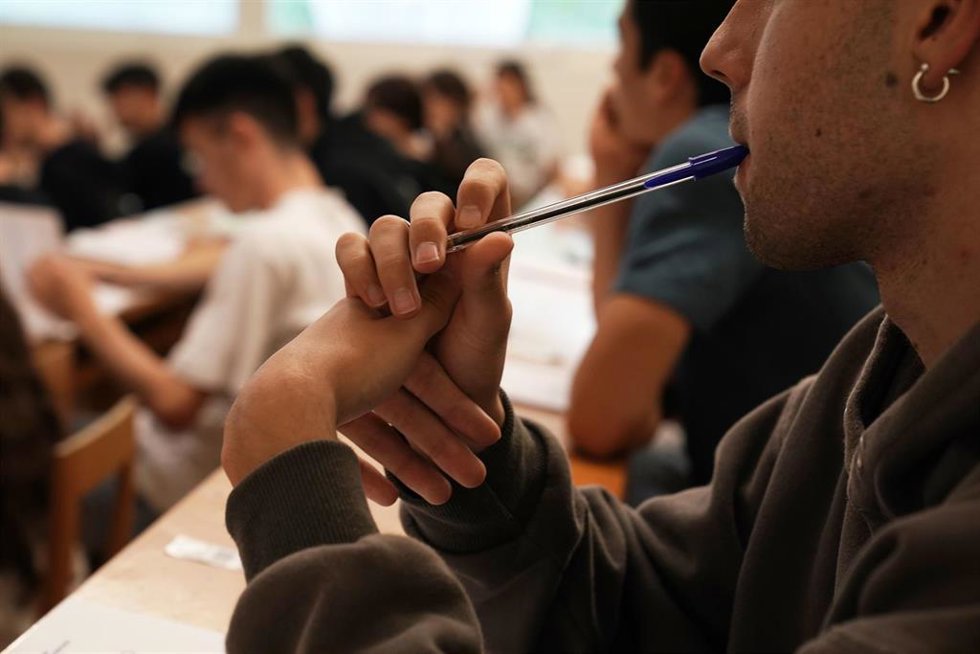 Archivo - Estudiantes preparados para realizar uno de los exámenes de las pruebas de acceso a la universidad 2023, en la facultad de Ciencias de la Comunicación de la Universidad de Santiago de Compostela, a 6 de junio de 2023, en Santiago de Compostela