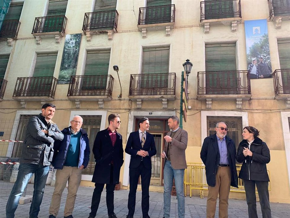 El consejero de Fomento e Infraestructuras, Jorge García Montoro, y el alcalde de Caravaca de la Cruz, José Francisco García, en una imagen de archivo de la presentación de una de las promociones beneficiadas en la anterior convocatoria de ayudas