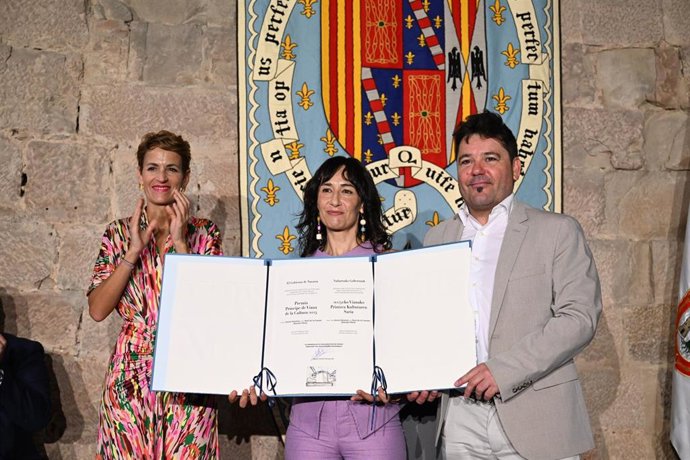 Los cineastas Amaia Remírez y Raúl de la Fuente, fundadores de la productora Kanaki Films, con la presidenta de Navarra, María Chivite, en la entrega del Premio Príncipe de Viana 2025.