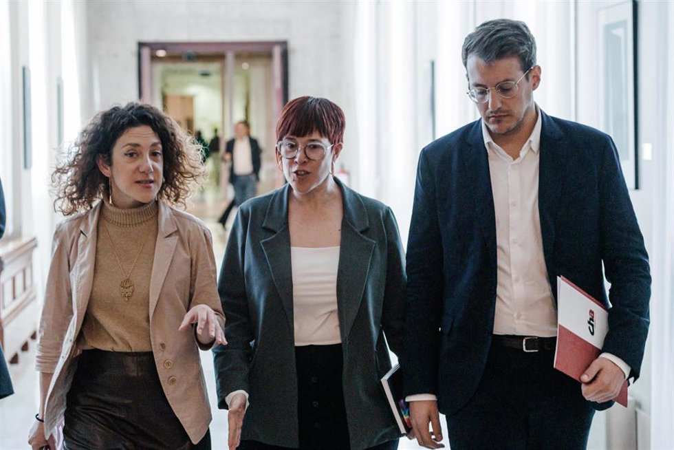 Archivo - (I-D) Los diputados de Sumar Aina Vidal, gueda Micó y Jorge Pueyo, llegan a una reunión de la Junta de Portavoces, en el Congreso de los Diputados, a 11 de febrero de 2025, en Madrid (España).