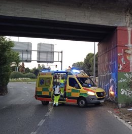 Muere un motorista tras chocar contra el pilar de un puente en Alcorcón