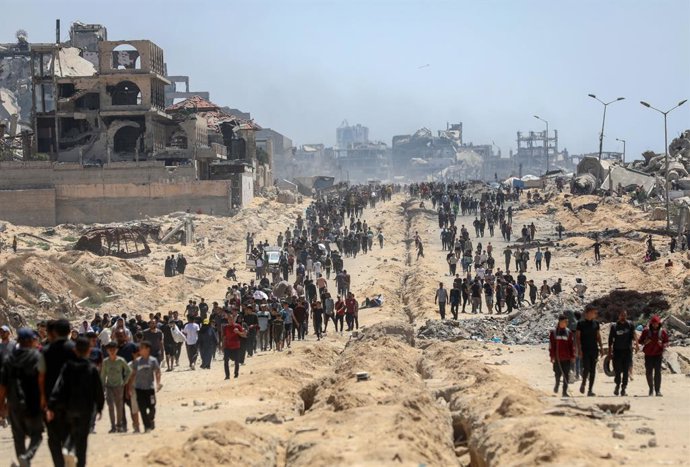 GAZA, 13 de junho de 2025 -- Palestinos são vistos na área de Sudaniya, ao norte da Cidade de Gaza, em 12 de junho de 2025. O chefe da agência das Nações Unidas para os refugiados palestinos condenou, na quinta-feira, os atuais mecanismos de distribuição 