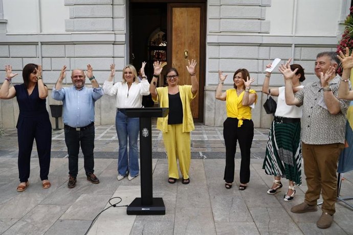 Conmemoración del Día de las Lenguas de Signos del Ayuntamiento de Granada y Asogra en la Plaza del Carmen.