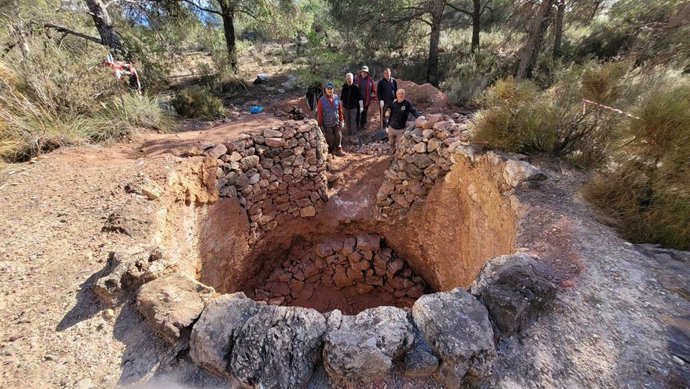 Horno calero restaurado en Sierra Espuña. Foto 2.- Horno calero antes de ser restaurado en Sierra Espuña.