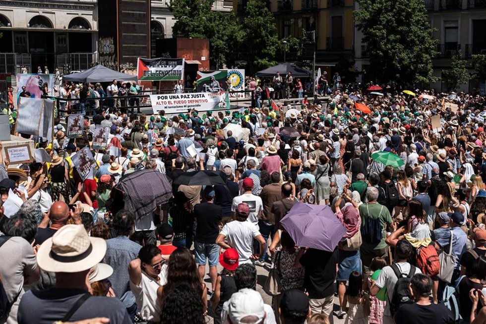 Cientos de personas durante una manifestación en apoyo a Palestina, en la Plaza de Juan Goytisolo.