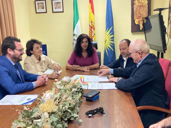 Imagen del acto de firma del convenio en Écija