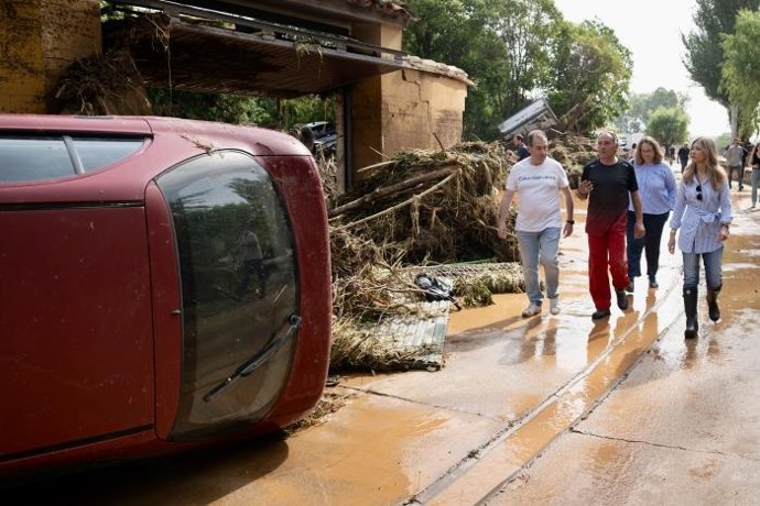 La vicepresidenta del Gobierno de Aragón, Mar Vaquero, inspecciona una de las zonas afectadas por los destrozos causados por las tormentas.