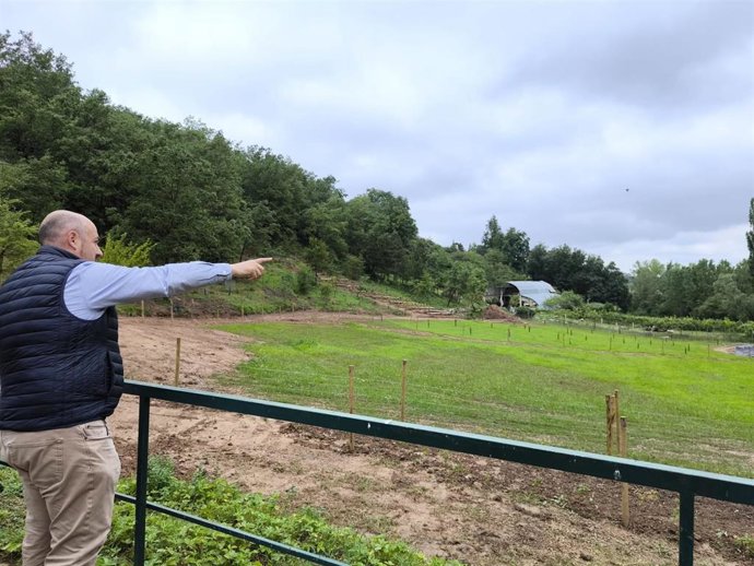 El sumiller Carlos Echapresto, de Venta Moncalvillo, muestra la granja biodinámica