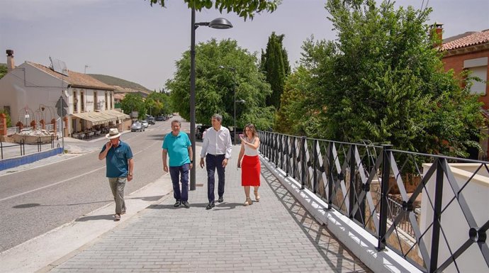 El delegado del Gobierno de España en Andalucía, Pedro Fernández, en su visita a Diezma (Granada).