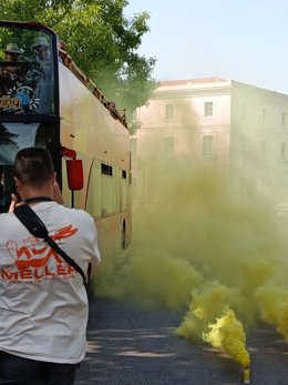 Menys Turisme, Més Vida paraliza un bus turístico en Palma para "denunciar la turistificación" en Mallorca