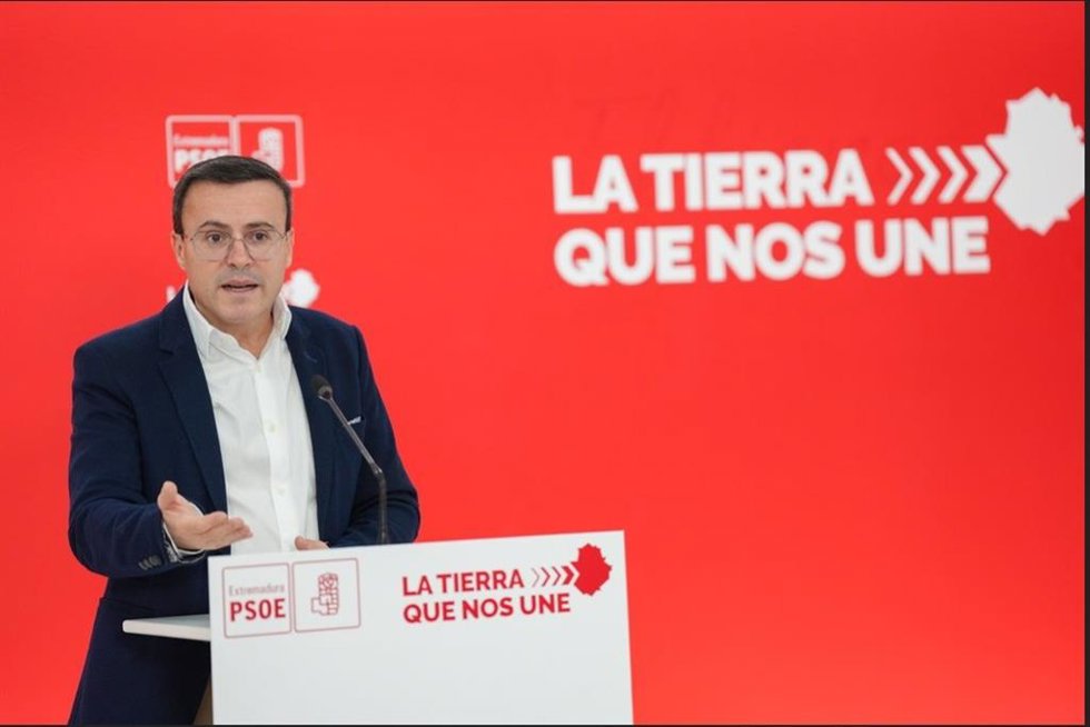 Archivo - El secretario general del PSOE de Extremadura, Miguel Ángel Gallardo, en rueda de prensa en Mérida. Imagen de archivo