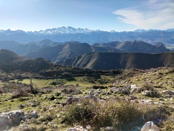 Llanes licita la construcción de una balsa ganadera y dos abrevaderos en el monte del Ríu de Nueva