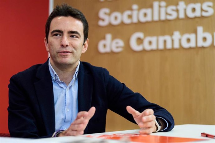 Archivo - El secretario general del PSOE de Cantabria, Pedro Casares.-ARCHIVO