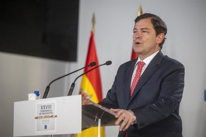 El presidente de la Junta de Castilla y León, Alfonso Fernández Mañueco, ofrece declaraciones a los medios posterior a la XXVIII Conferencia de Presidentes, en Palau de Pedralbes de Barcelona, a 6 de junio de 2025, en Barcelona, Catalunya (España)