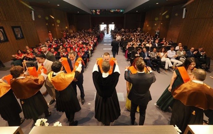 La UEMC celebra el acto de graduación de los estudiantes de titulaciones híbridas y virtuales de la Promoción 2025