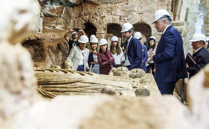 El ministro de Cultura, Ernest Urtasun (2d), y el consejero de Cultura, Turismo, Deporte y Juventud de La Rioja, José Luis Pérez Pastor (d), visitan el Monasterio de Suso