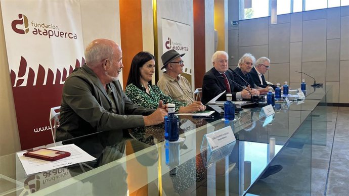 El investigador Ignacio Martínez; la directora de la Fundación, Eva Manrique; el director del centro de Ibeas de Juarros, Eudald Carbonell; el presidente de la Fundación, Antonio Miguel Méndez Pozo; el director del Museo de la Evolución, Juan Luis Arsuaga