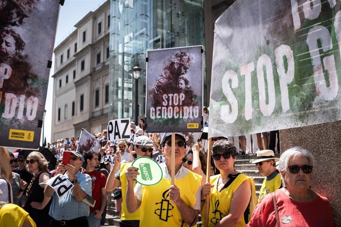Varias personas durante una manifestación en apoyo a Palestina, en la Plaza de Juan Goytisolo, a 14 de junio de 2025, en Madrid (España). 
