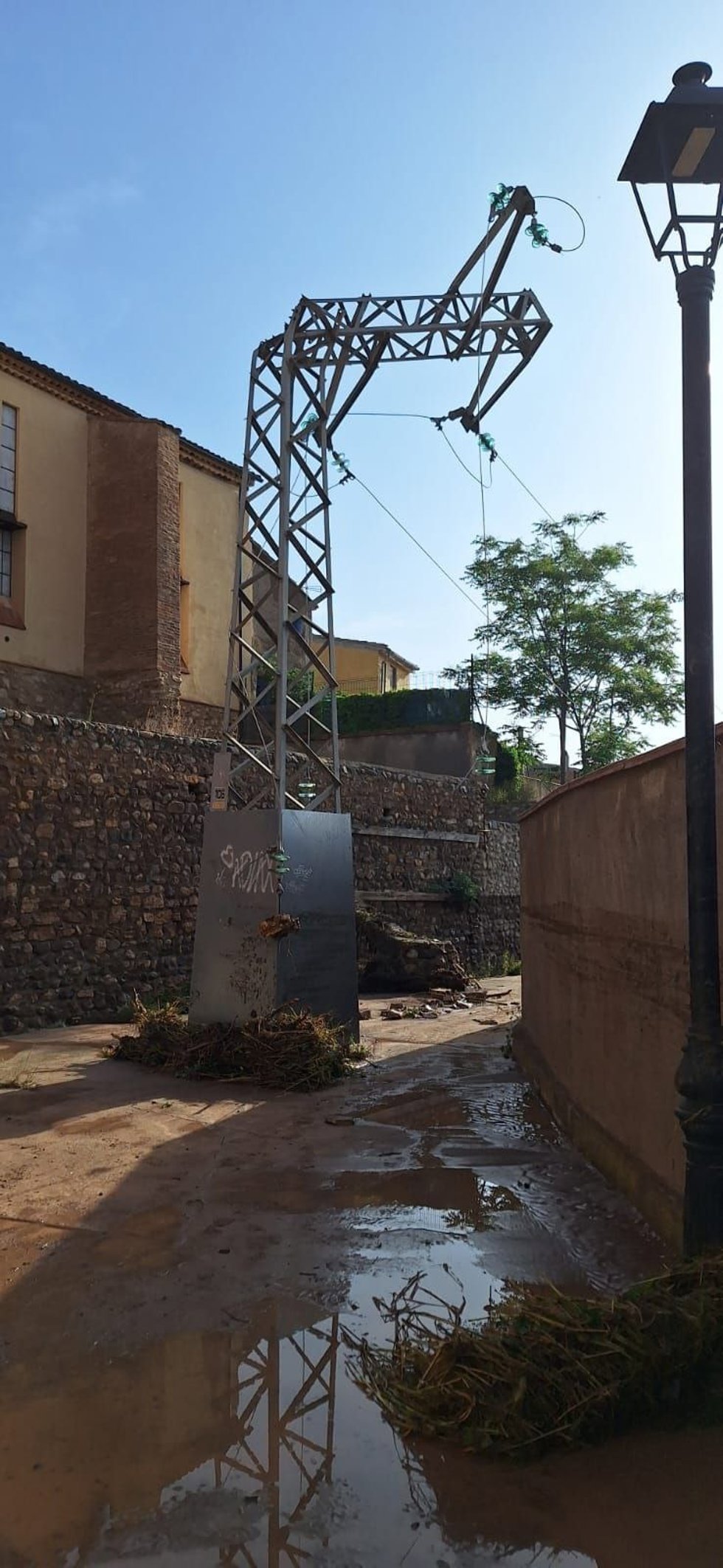Una de las torres dañadas por la fuerza del agua