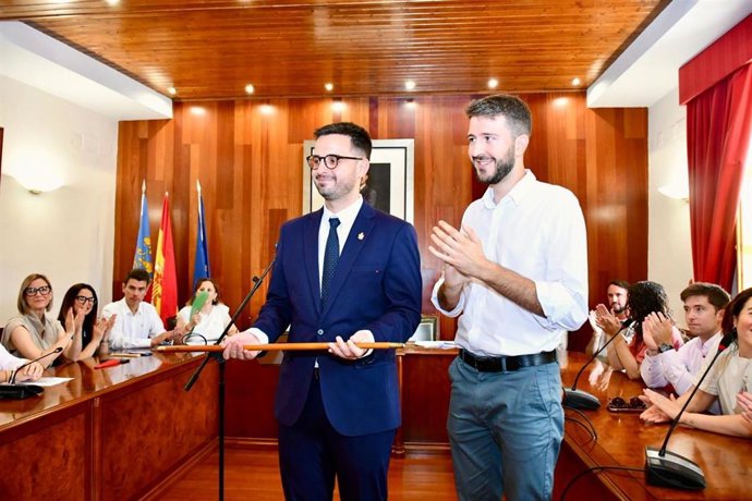 Rubén Muñoz (PSPV) se convierte en nuevo alcalde de Cocentaina (Alicante) y recibe la vara de mando de manos de Jordi Pla, de Compromís, quien hasta ahora era primer edil de la localidad.