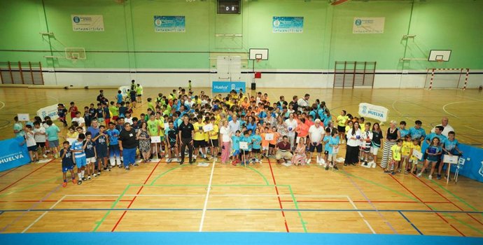 Foto de familia de la clausura del curso 2024-2025 de las Escuelas Deportivas Municipales de Huelva.